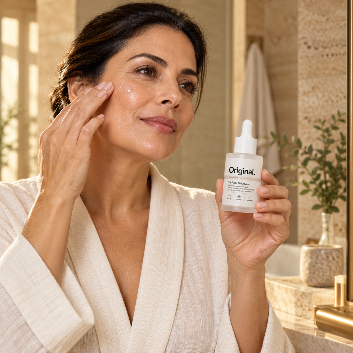 Modelo realizando su rutina facial con sérum Original